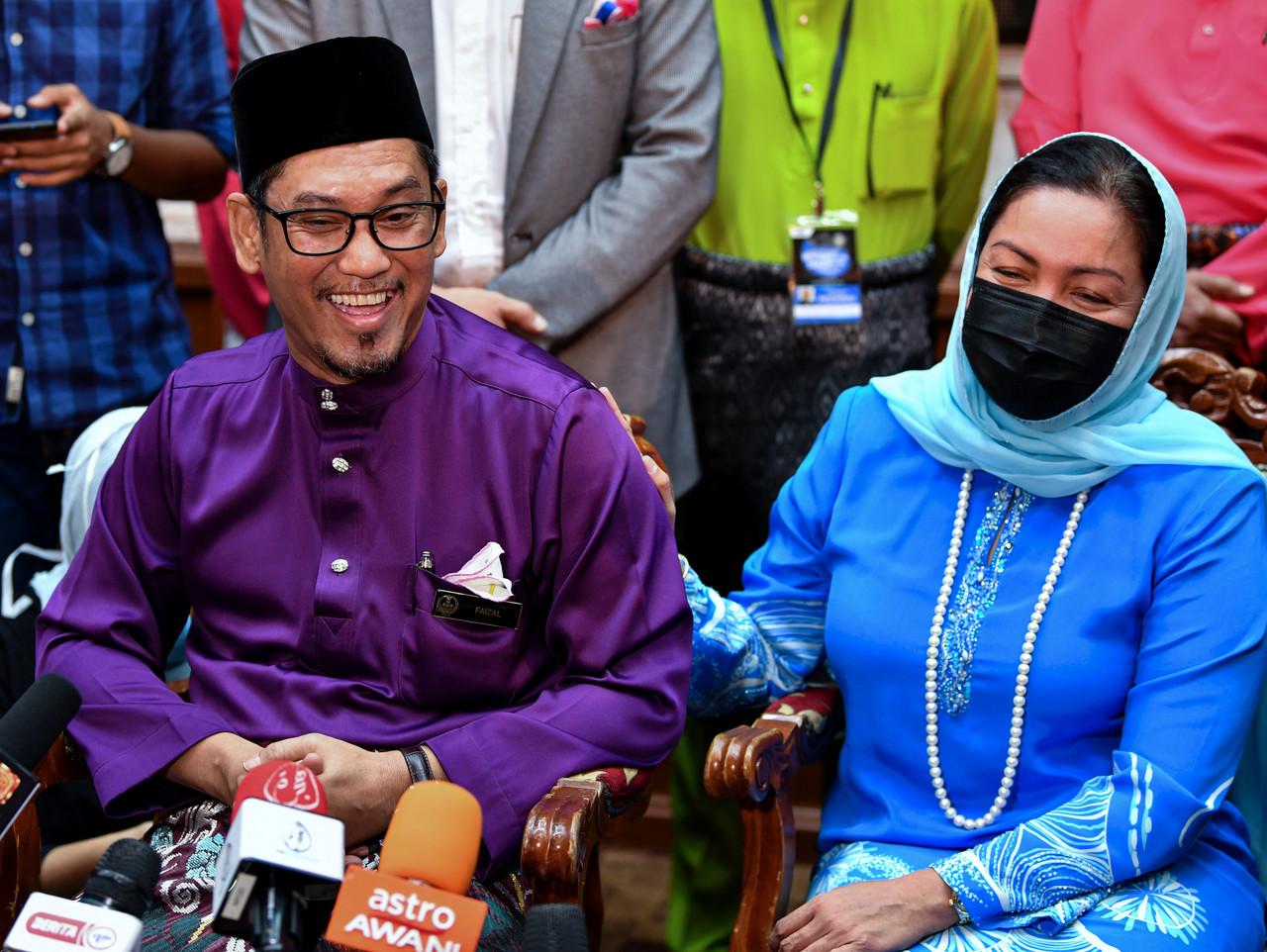 Reaksi Ahli Dewan Undangan Negeri (Adun) Chenderiang Ahmad Faizal Azumu dan isteri Nomee Ashikin Mohammed ketika sidang media selepas Persidangan DUN Perak pada 4 Disember, 2020. Gambar: Bernama