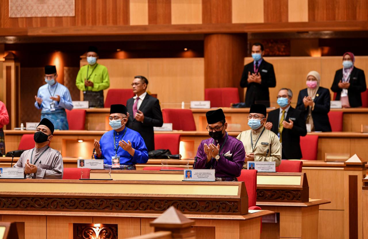Ahli Dewan Undangan Negeri (Adun) Chenderiang Ahmad Faizal Azumu mengaminkan bacaan doa pada Persidangan DUN Perak pada 4 Disember, 2020. Gambar: Bernama