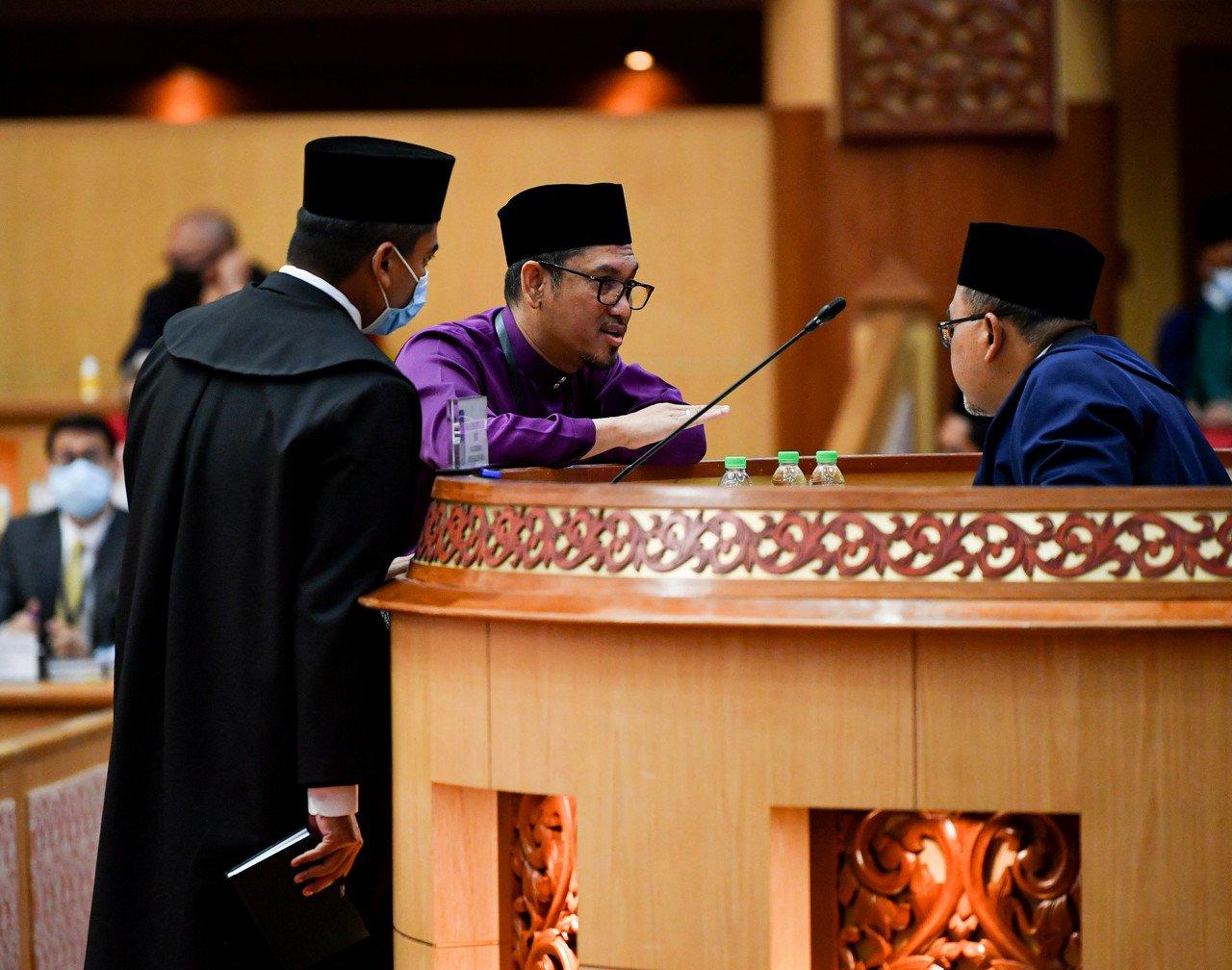 Ahli Dewan Undangan Negeri (Adun) Chenderiang Ahmad Faizal Azumu (tengah) bercakap sesuatu kepada Speaker Dewan Mohamad Zahir Abdul Khalid (kanan) sebelum di umum gagal memperoleh majoriti dalam usul undi percaya hari ini. Gambar: Bernama
