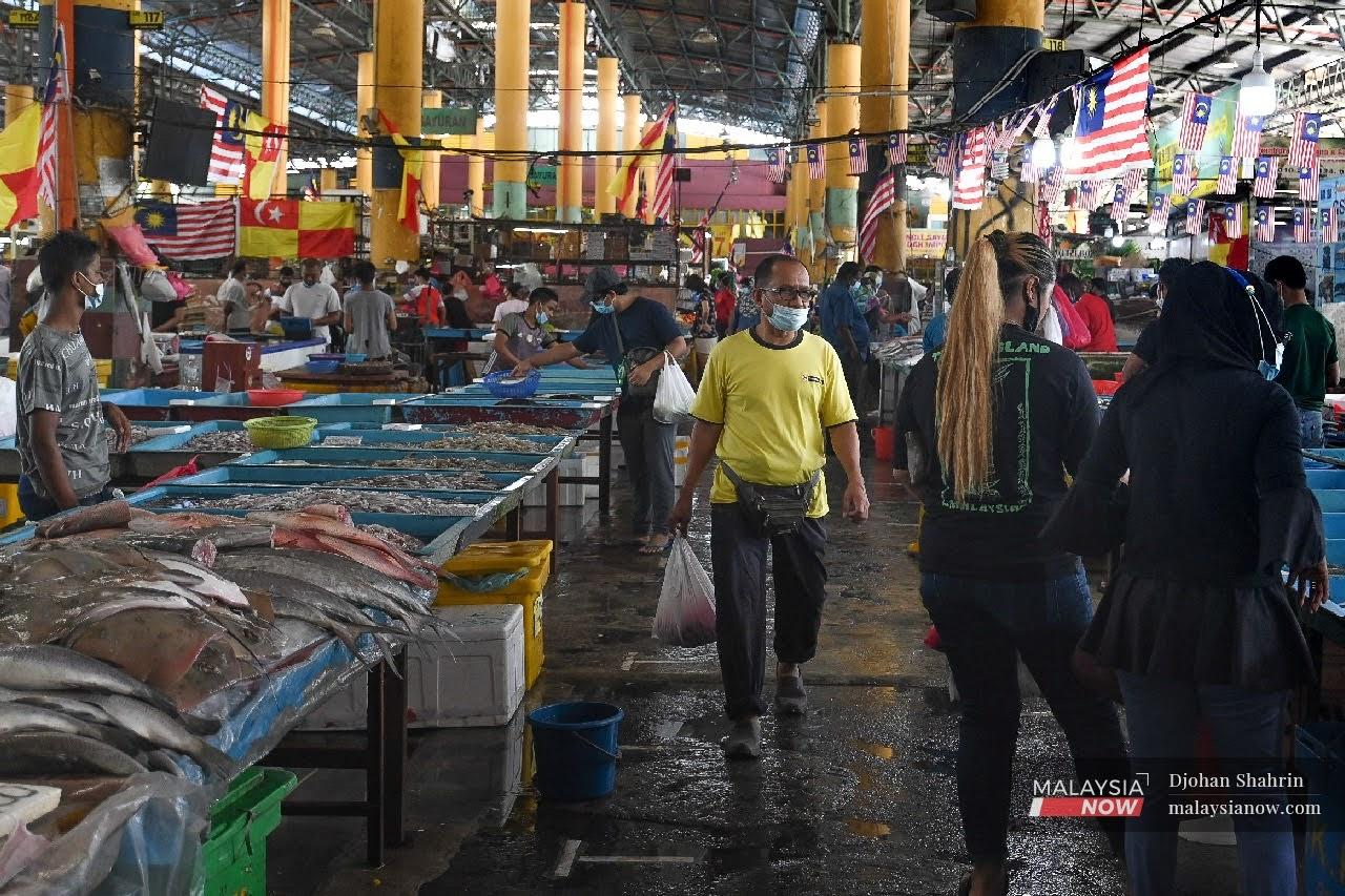 Orang ramai yang berkunjung ke Pasar Borong Selangor, Seri Kembangan dilihat memakai pelitup muka ketika berada di tempat awam.