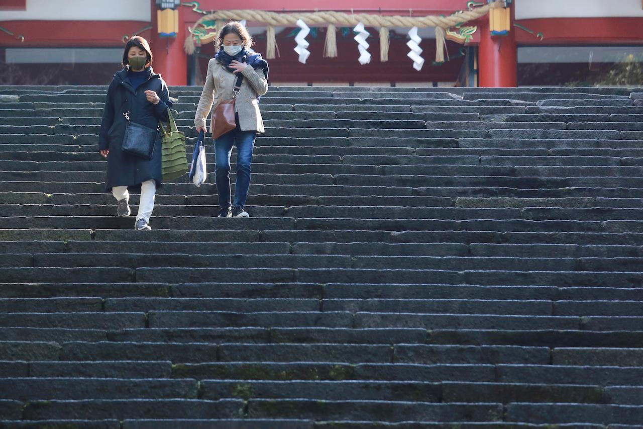 People wearing face masks to protect against the spread of the coronavirus visit the Hie Shrine in Tokyo, Dec 7. Photo: AP