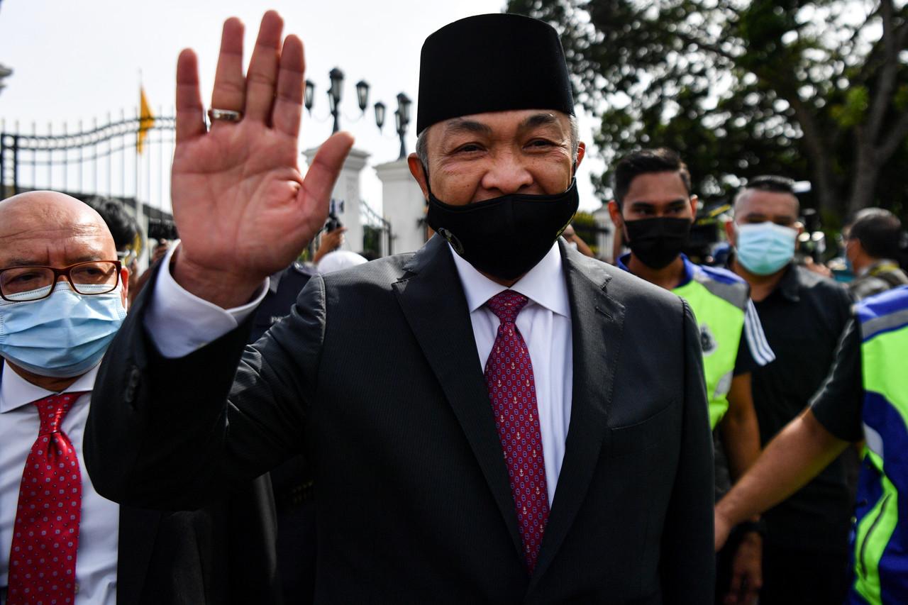 Presiden Umno Ahmad Zahid Hamidi selepas selesai mempersembahkan nama calon parti itu untuk jawatan menteri besar Perak kepada Sultan Nazrin Shah di Istana Kinta hari ini. Gambar: Bernama