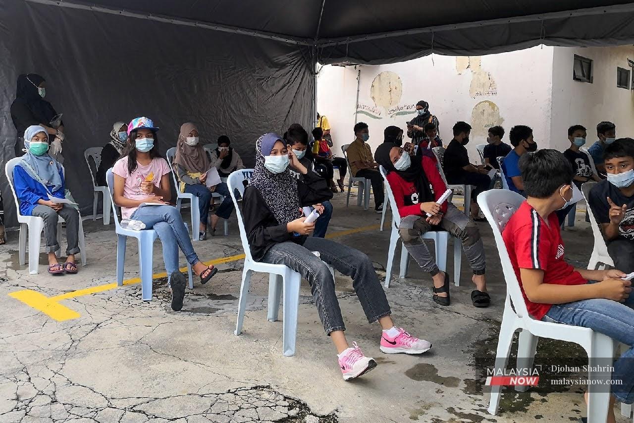 Gambar yang dirakam pada 6 Oktober lalu menunjukkan sekumpulan murid Sekolah Kebangsaan Taman Tasik, Ampang menunggu giliran melakukan ujian saringan Covid-19 selepas seorang guru disahkan positif.