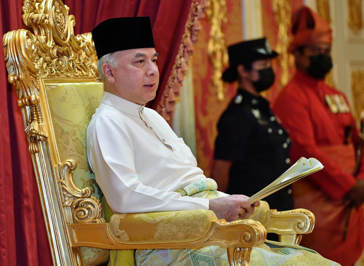 Sultan Perak Sultan Nazrin Shah ketika hadir pada Istiadat Pelantikan dan Mengangkat Sumpah Jawatan Menteri Besar Perak ke-14 di Istana Iskandariah, hari ini. Gambar: Bernama