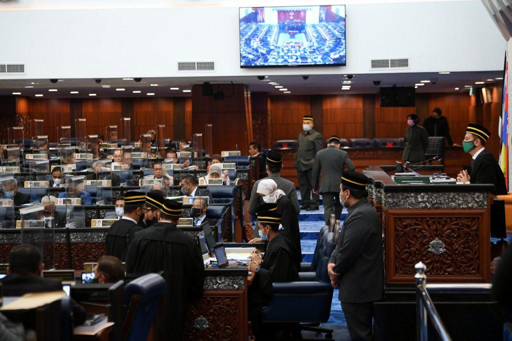 Dewan Rakyat meluluskan RUU Perbekalan bagi Kementerian Sumber Manusia dengan undian suara. Gambar: Bernama