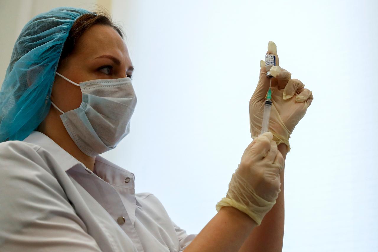 A Russian medical worker prepares a shot of Russia's Sputnik V coronavirus vaccine in Moscow, Russia, Dec 5. Photo: AP