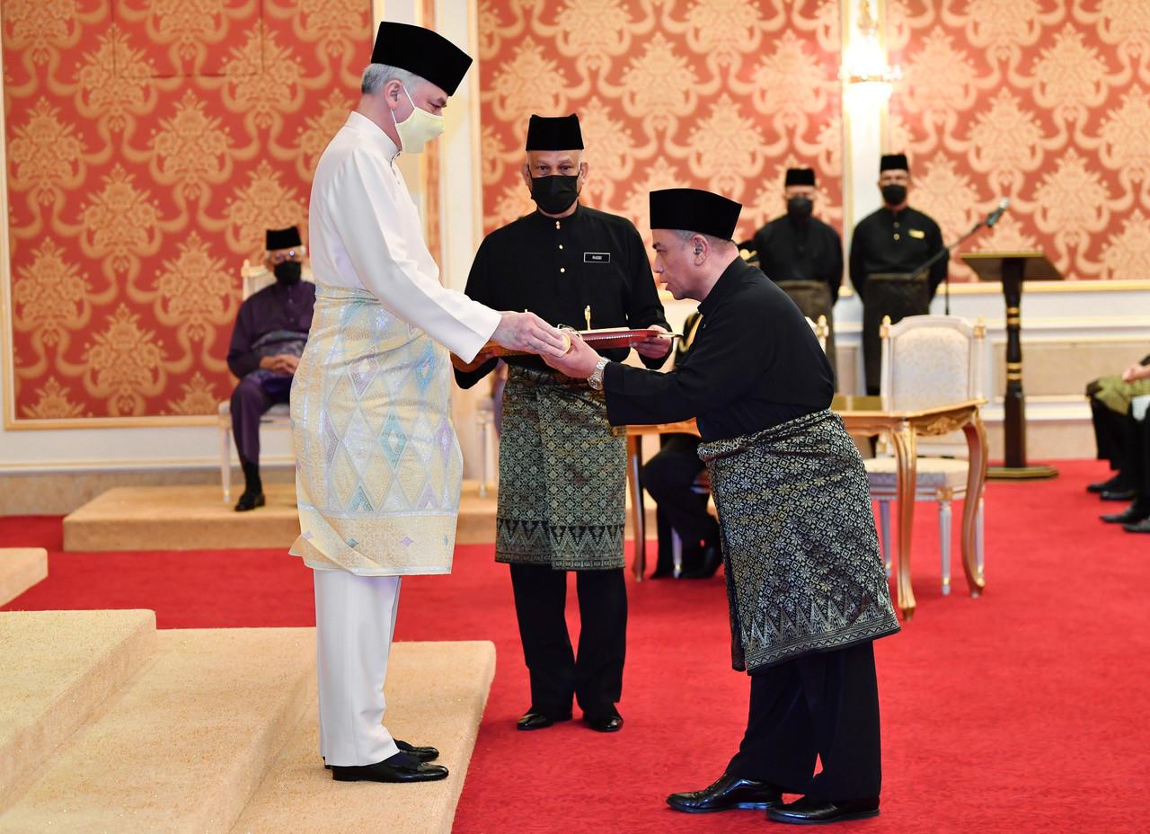 Sultan Perak Sultan Nazrin Shah berkenan mengurniakan watikah pelantikan kepada Ahli Dewan Undangan Negeri (Adun) Kota Tampan, Saarani Mohamad pada Istiadat Pelantikan dan Mengangkat Sumpah Jawatan Menteri Besar Perak ke-14 di Istana Iskandariah, hari ini. Gambar: Bernama