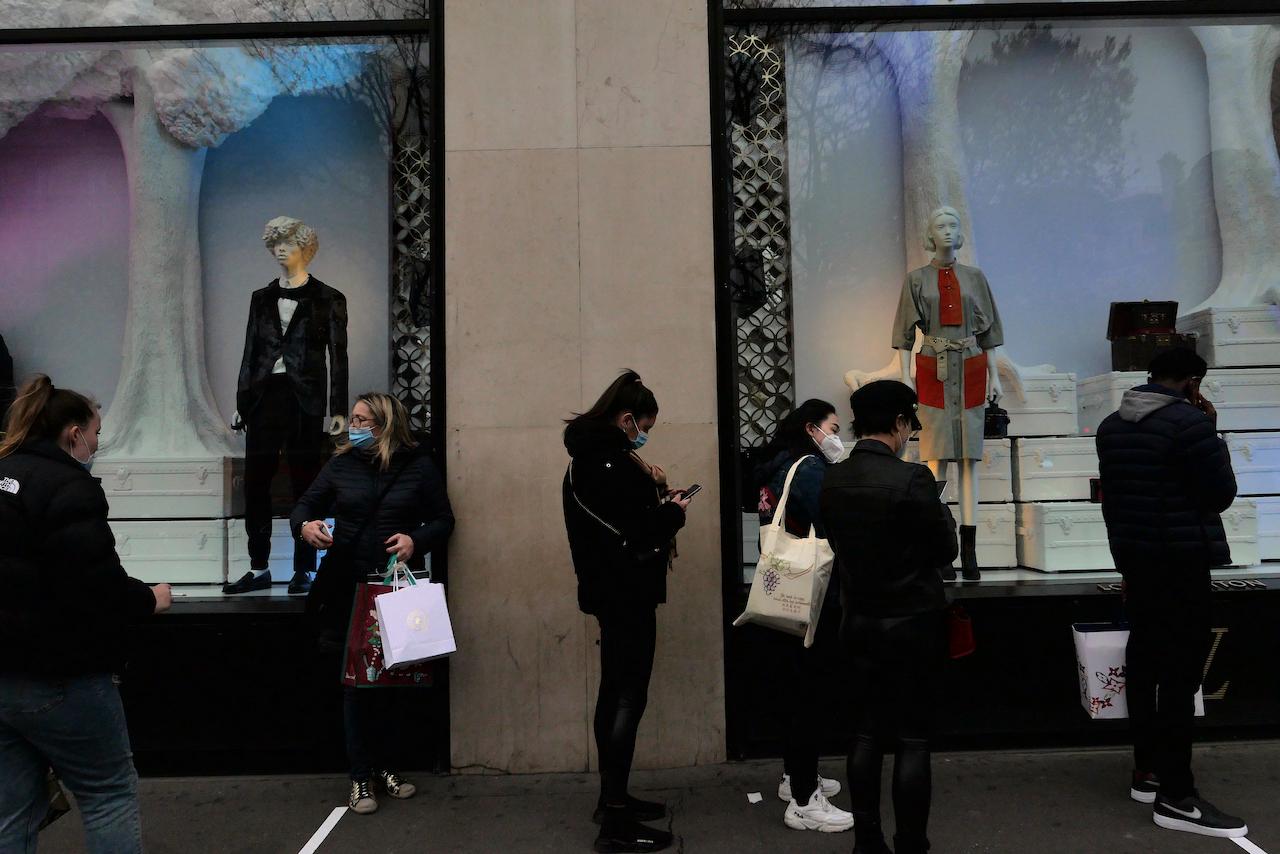 People queue to enter a shop in Paris, France on Dec 1. Photo: AP