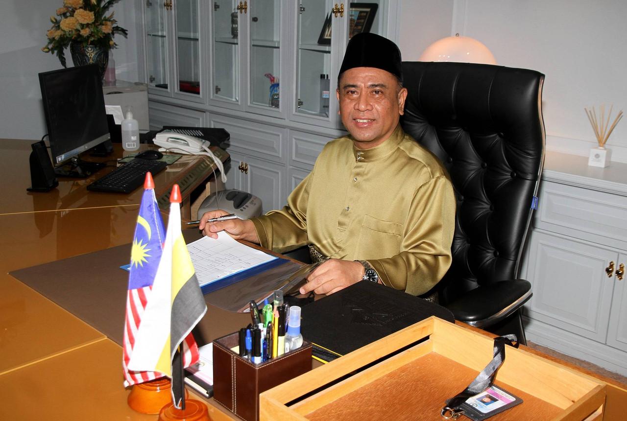 Saarani Mohamad begins his duties as Perak menteri besar at the Perak Darul Ridzuan building today. Photo: Bernama
