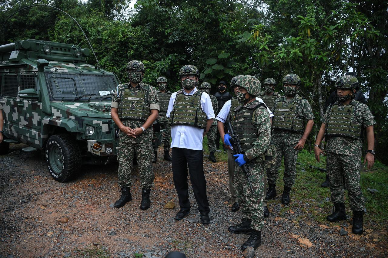 Menteri Kanan (Kluster Keselamatan) Ismail Sabri Yaakob (dua kiri) melihat pagar sempadan dan mendengar taklimat oleh pegawai Angkatan Tentera Malaysia (ATM) ketika meninjau kawasan Op Pagar 2 di sempadan negara yang merupakan kawasan kawalan di bawah ATM pada 12 Disember, 2020.Turut hadir Panglima Tentera Darat Jeneral Zamrose Mohd Zain dan Ketua Setiausaha Kementerian Pertahanan Muez Abd Aziz. Gambar: Bernama