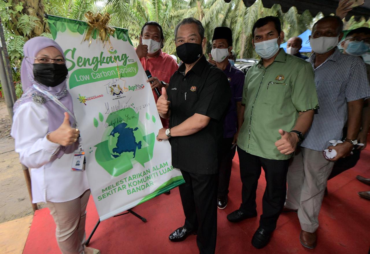 Perdana Menteri Muhyiddin Yassin (tiga, kiri) melancarkan Program Komuniti Rendah Karbon di Kampung Sengkang Batu 22, Bukit Gambir hari ini. Gambar: Bernama