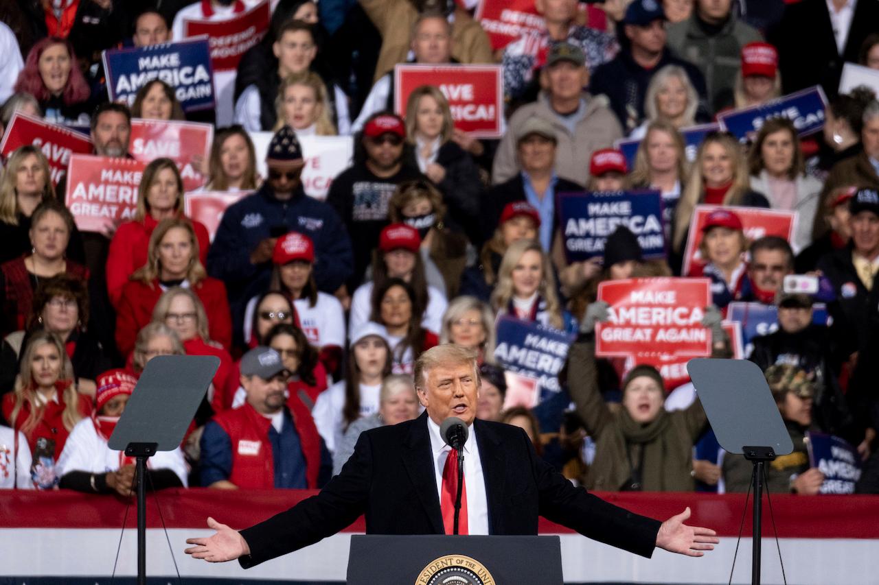 US President Donald Trump addresses the crowd at a rally in Georgia, Dec 5. Photo: AP