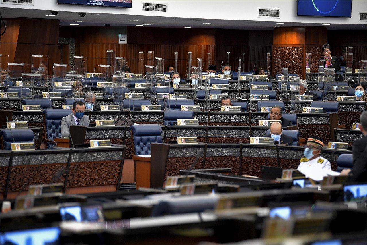 Dewan Rakyat meluluskan RUU Perbekalan bagi kementerian pertahanan dan kementerian dalam negeri dengan undian suara. Gambar: Bernama