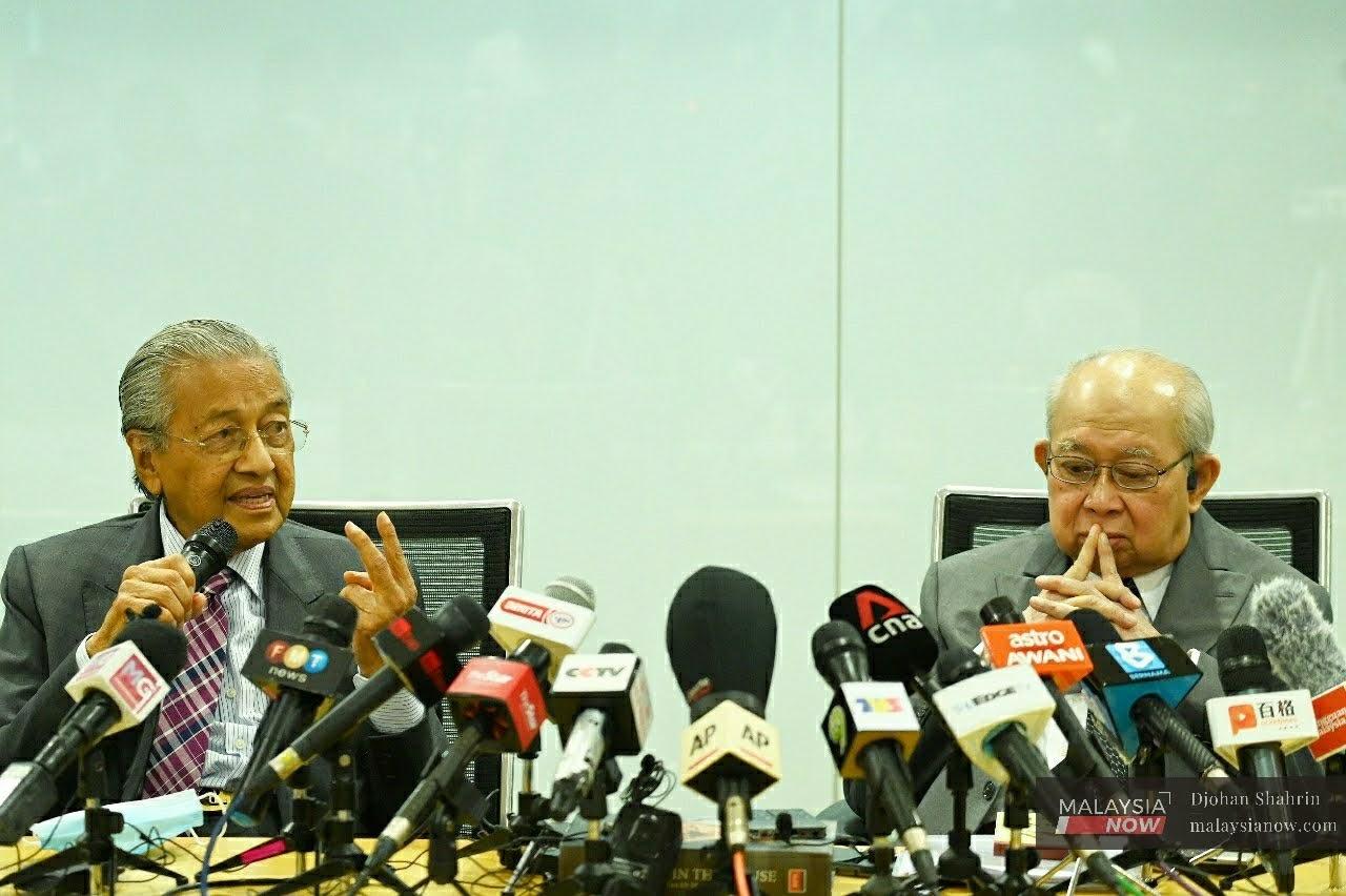 Bekas perdana menteri Dr Mahathir Mohamad pada sidang media bersama Ahli Parlimen Gua Musang Tengku Razaleigh Hamzah di Kuala Lumpur hari ini.