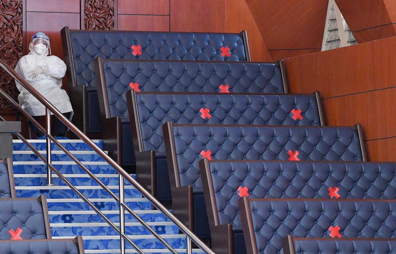 Menteri Kesihatan Dr Adham Baba dilihat lengkap memakai peralatan perlindungan peribadi (PPE) ketika hadir pada Mesyuarat Ketiga Penggal Ketiga Parlimen ke-14 di Bangunan Parlimen, semalam. Gambar: Bernama