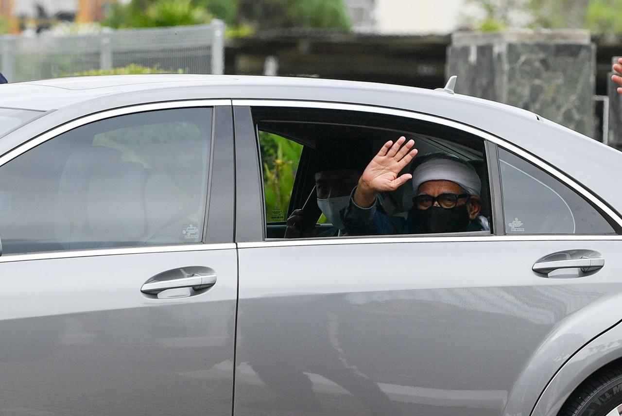 Presiden PAS Abdul Hadi Awang setelah menghadap Sultan Perak Sultan Nazrin Shah bagi menyembah maklum suasana politik yang melibatkan PAS di Istana Kinta pada 15 Disember, 2020. Gambar: Bernama