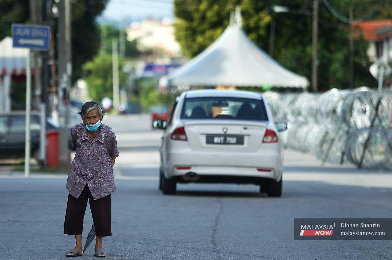 Norma baru…kelihatan seorang wanita warga emas memakai pelitup muka bagi mematuhi SOP yang ditetapkan kerajaan. Gambar ini dirakam pada 29 September lalu di Petaling Jaya.