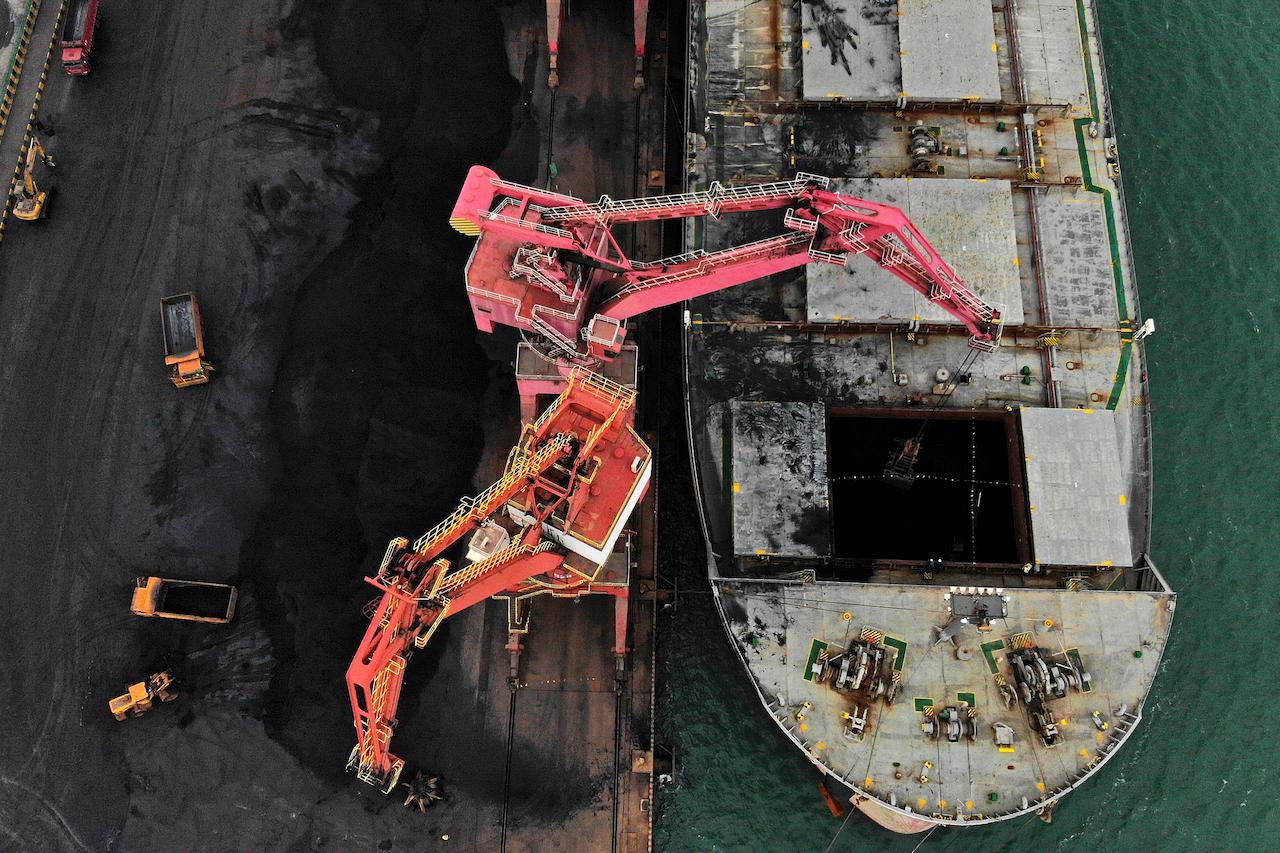 Machines load imported coal from a cargo vessel docked at a port in Rizhao in east China's Shandong province, Nov 21, 2019. Photo: AP
