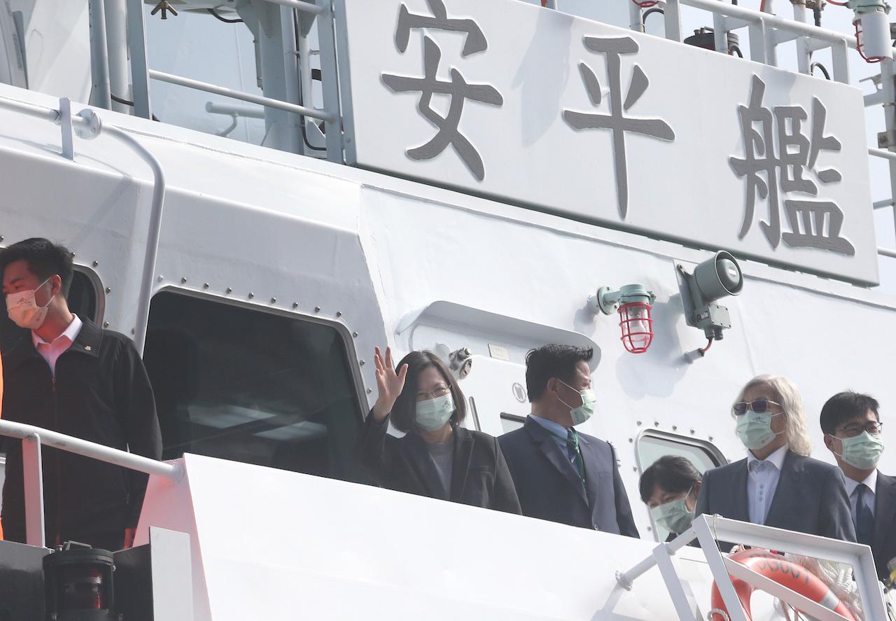 Taiwan President Tsai Ing-wen waves from a frigate during a delivery and launching ceremony of domestically built warships in Kaohsiung, southern of Taiwan, Dec 11. Photo: AP