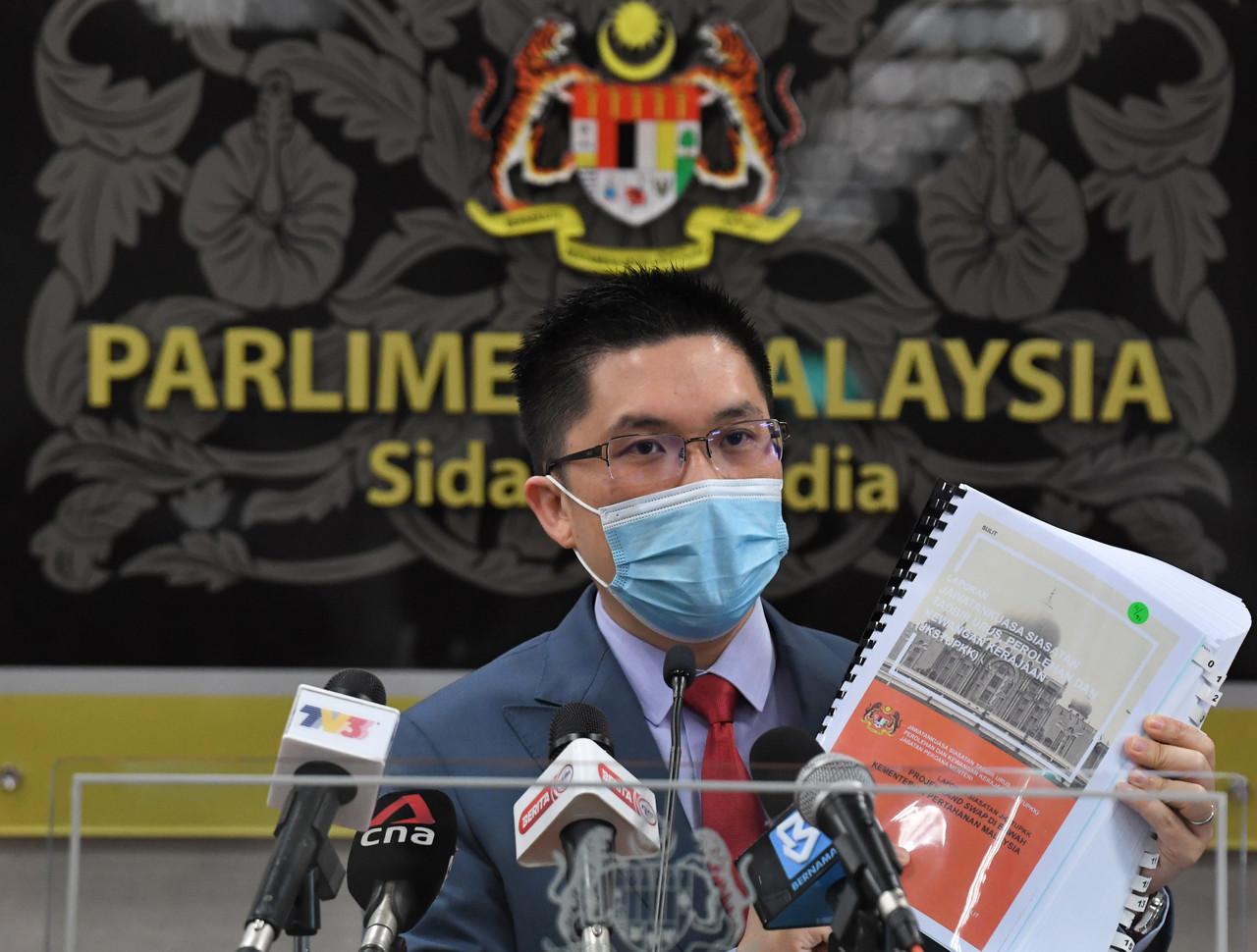 PAC chairman Wong Kah Woh holds a copy of the Governance, Procurement and Finance Investigation Committee Investigation Report at a press conference in Parliament, Nov 18. Photo: Bernama