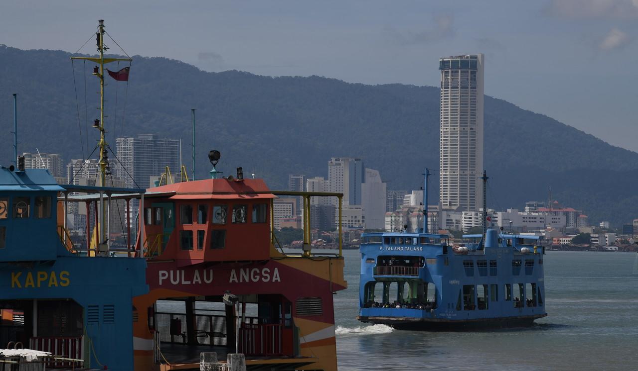 Perkhidmatan feri untuk kenderaan empat tayar di Pulau Pinang sudah berkhidmat selama 126 tahun. Gambar: Bernama