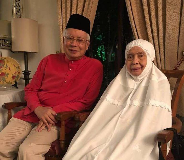 Bekas perdana menteri Najib Razak bersama allahyarham ibunya. Gambar: Facebook