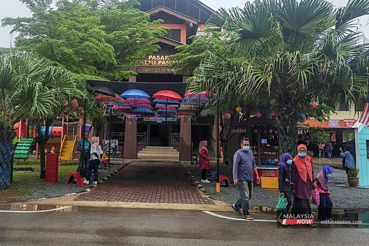 Pintu masuk utama Bazar Fatimah di zon kawasan bebas cukai Rantau Panjang tidak meriah seperti sebelumnya dengan bilangan pengunjung yang semakin berkurang.
