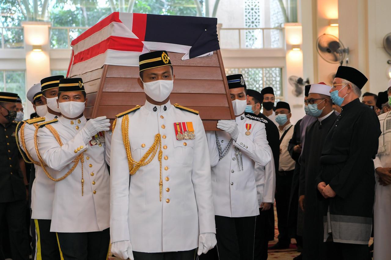 Anggota tentera mengusung jenazah Allahyarhamah Rahah Mohamed Noah di Masjid Ar-Rahah, Kampung Kerinchi hari ini. Jenazah Rahah dibawa ke Masjid Negara bagi Istiadat Pengebumian Negara. Jenazah akan dikebumikan di Lingkaran Makam Pahlawan, Masjid Negara. Gambar: Bernama