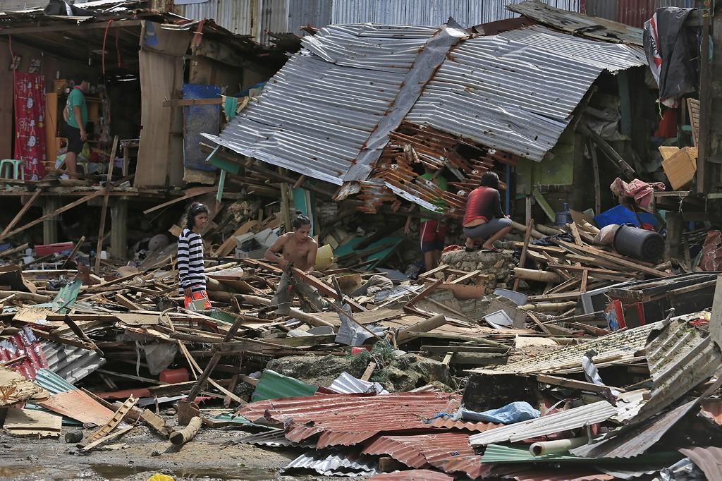 Residents salvage items from their destroyed houses after tropical depression Vicky hit Lapu-Lapu City in Cebu island, Dec 19. Photo: AP