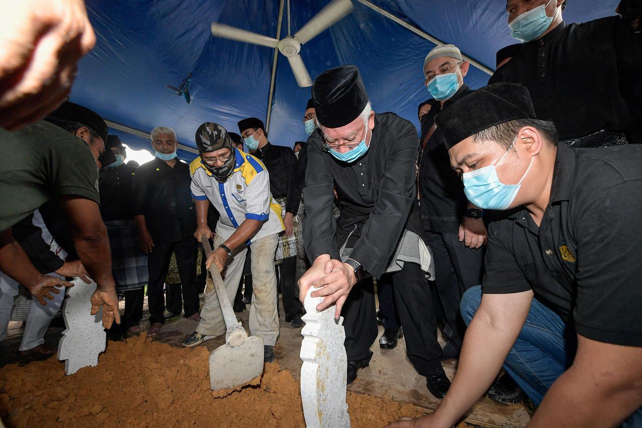 Bekas perdana menteri, Najib Razak memberikan penghormatan terakhir buat ibunya Allahyarhamah Rahah Mohamed Noah pada Istiadat Pengebumian Negara Rahah di Lingkaran Makam Pahlawan, Masjid Negara hari ini. Gambar: Bernama