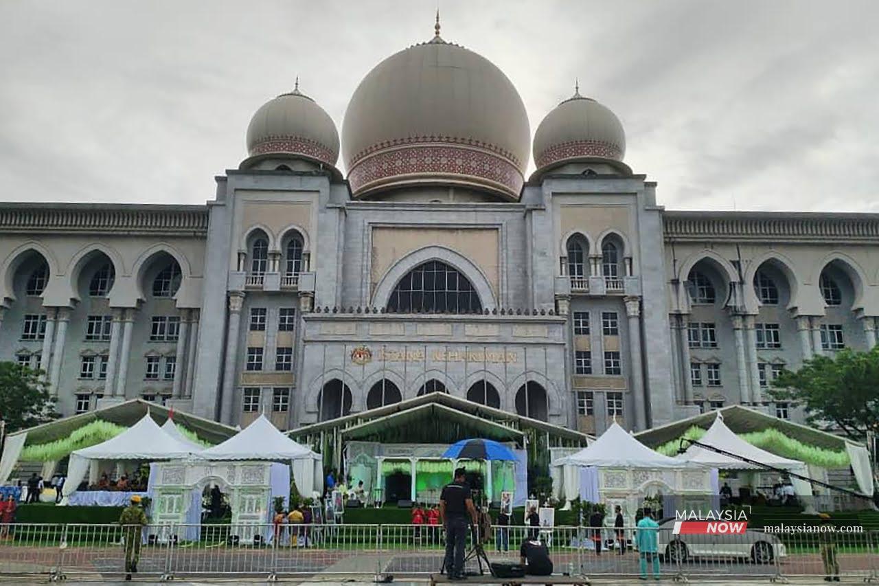 Majlis perkahwinan anak Tengku Adnan Tengku Mansor di pintu masuk Istana Kehakiman di Putrajaya.