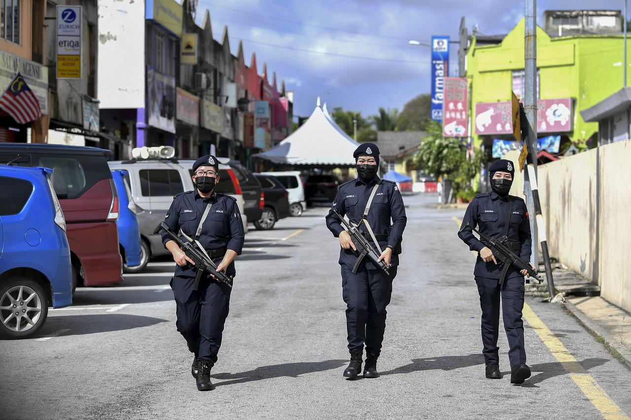 Tiga anggota polis wanita dilihat berkawal di kawasan Medan 88, Bandar Baru Salak Tinggi yang dikepung kawat duri berikutan pelaksanaan Perintah Kawalan Pergerakan Diperketatkan (PKPD). Gambar dirakam pada 24 November lalu. Gambar: Bernama