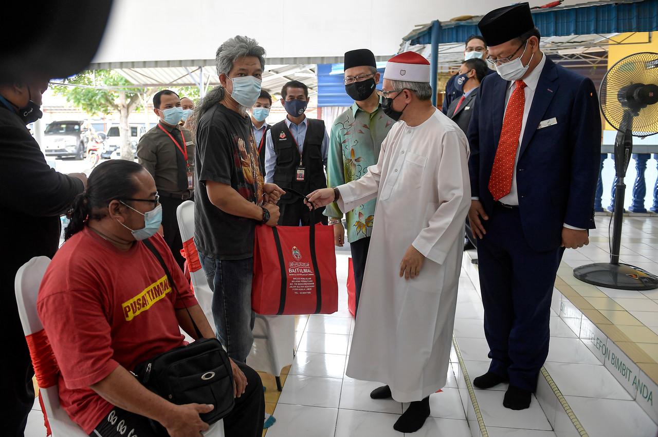 Menteri di Jabatan Perdana Menteri (Hal Ehwal Agama) Zulkifli Mohamad Al-Bakri (dua, kanan) menyampaikan sumbangan barangan makanan tajaan MAIWP kepada para asnaf di Madrasah Raudhatul Muttaqin, Sentul hari ini. Gambar: Bernama