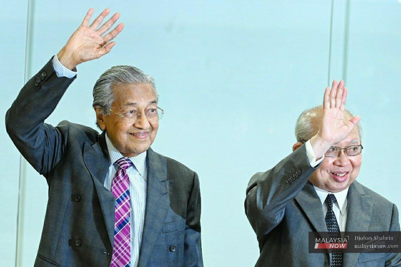 Bekas perdana menteri Dr Mahathir Mohamad dan Tengku Razaleigh Hamzah.