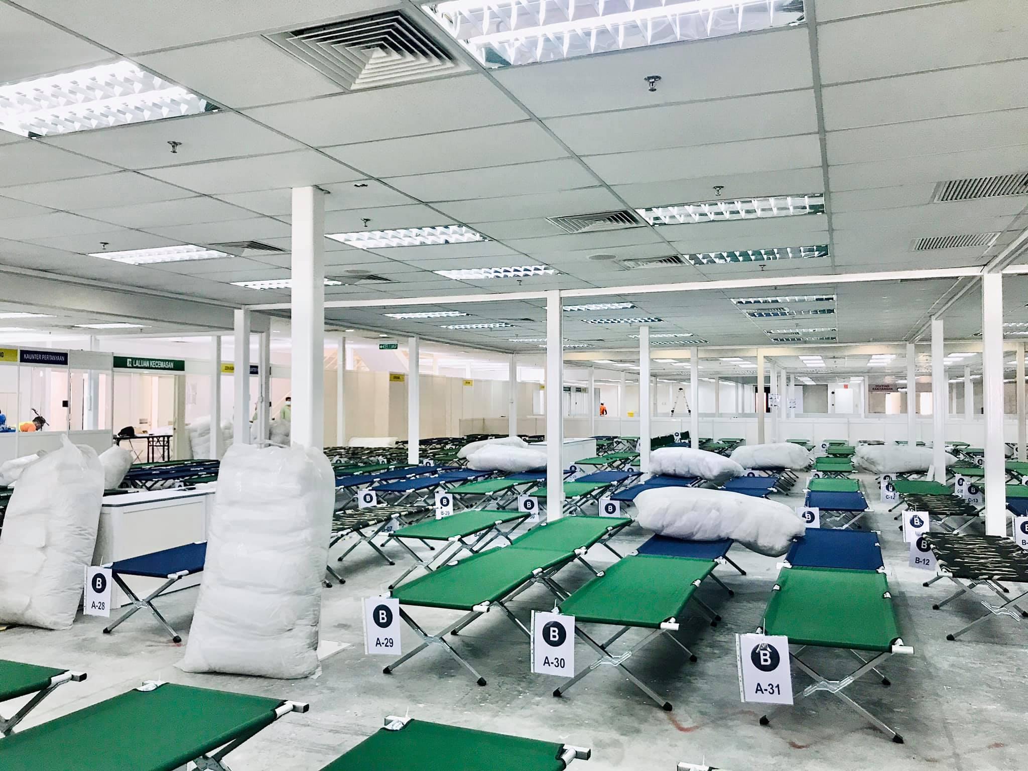 Katil-katil untuk kegunaan para pesakit Covid-19 yang ditempatkan di Pusat Kuarantin dan Rawatan Covid-19 Berisiko Rendah di Taman Ekspo Pertanian Malaysia Serdang. Gambar: Facebook