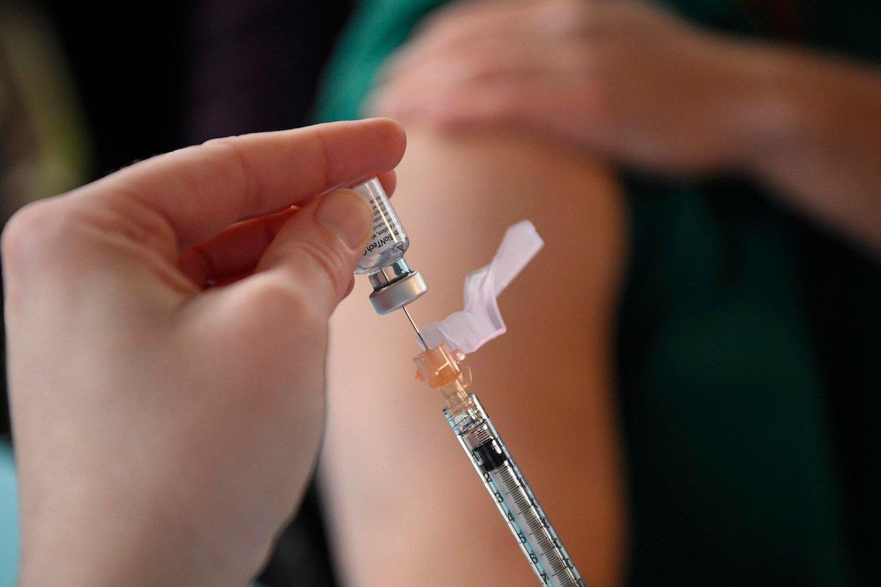 Lebih 30,000 penduduk New York disuntik dos pertama vaksin Pfizer-BioNTech. Gambar: AP