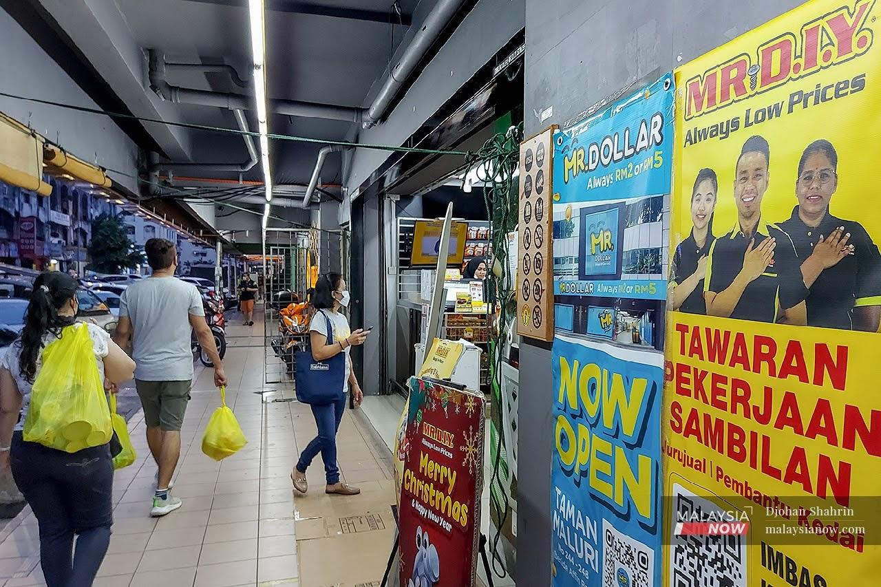 Iklan kerja kosong di hadapan sebuah premis peruncitan terkemuka di Pandan Jaya, Kuala Lumpur. Biarpun banyak peluang pekerjaan disediakan, terdapat beberapa jenis pekerjaan yang tidak digemari rakyat Malaysia.