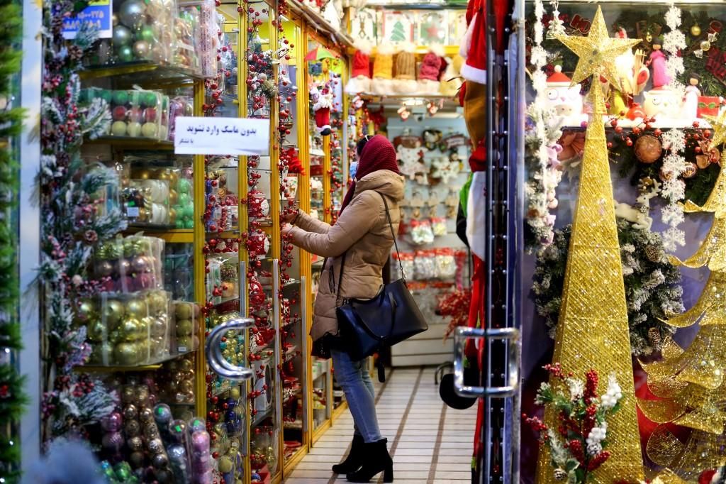 Seorang wanita Iran membeli-belah di sebuah kedai yang menjual dekorasi Krismas di Tehran. Gambar: AFP