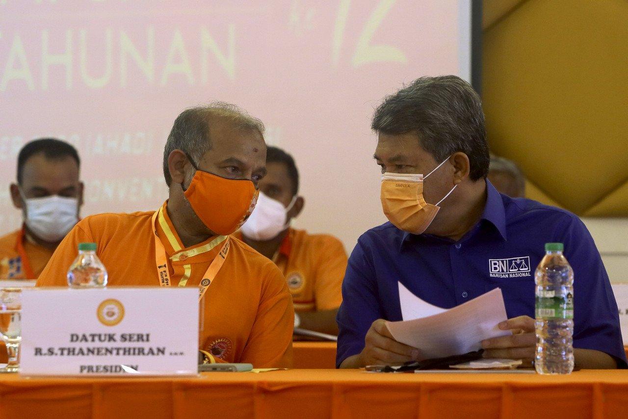 Timbalan Presiden Umno Mohamad Hasan (kanan) bersama Presiden Parti Makkal Sakti R.S Thanenthiran (kiri) pada Majlis Perasmian Mesyuarat Agung Tahunan Ke-12 parti Makkal Sakti di Nilai Square, hari ini. Gambar: Bernama