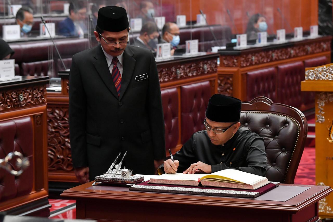 Rais Yatim pada masa sama mengalu-alukan pelantikan Ketua Dewan Pemuda PAS Senator Khairil Nizam Khirudin. Gambar: Bernama