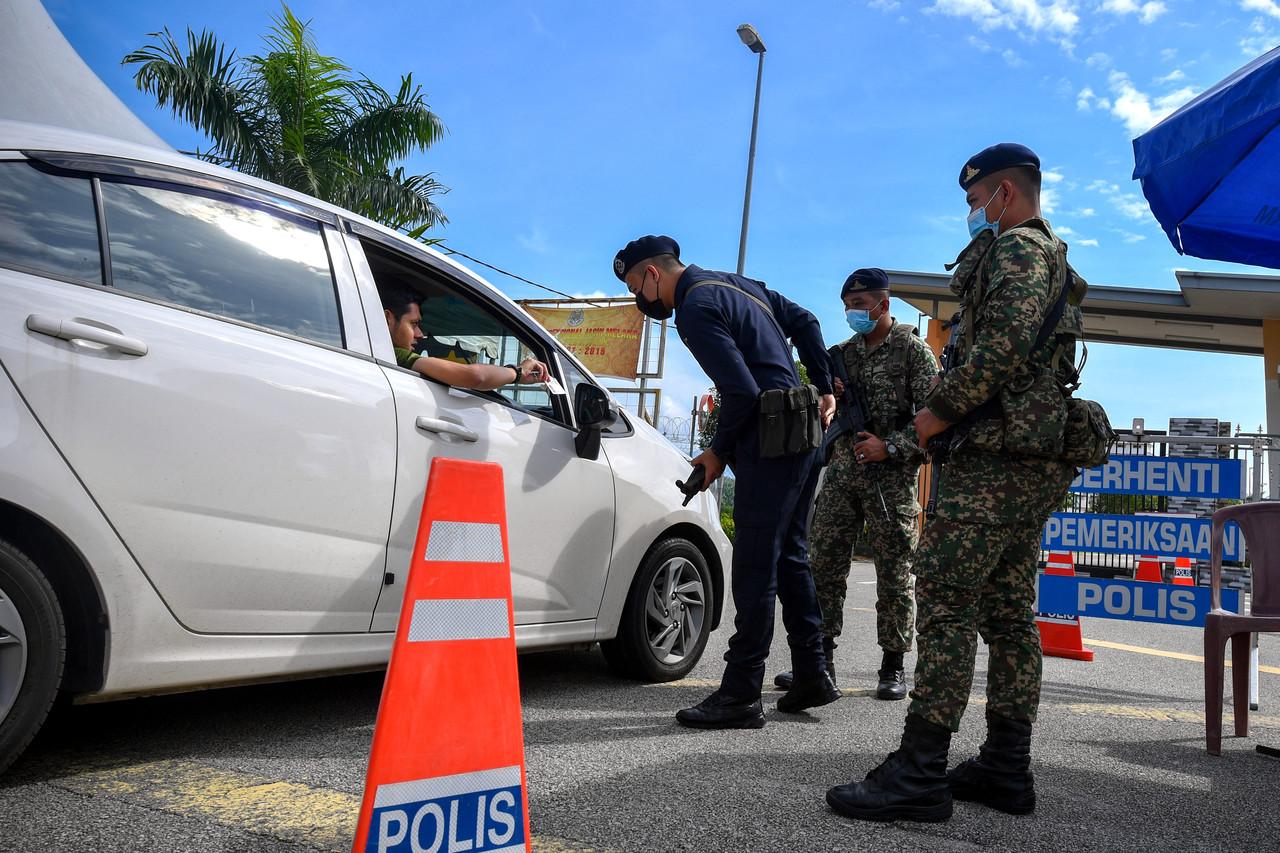 Anggota keselamatan melakukan sekatan di hadapan pintu utama Pusat Koreksional Jasin, Melaka yang dikenakan Perintah Kawalan Pergerakan Diperketat (PKPD). Gambar: Bernama