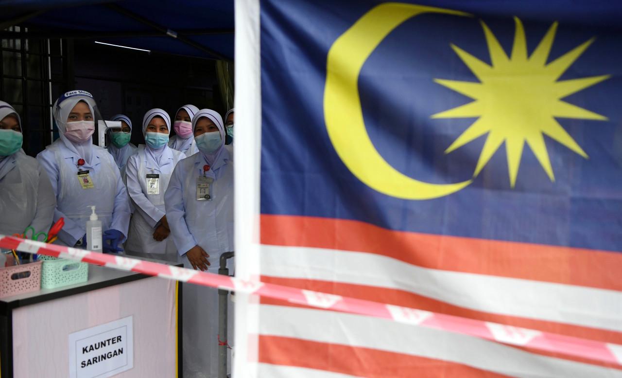 Frontline health workers prepare for the day ahead at a clinic in Kuala Lumpur. Photo: Bernama