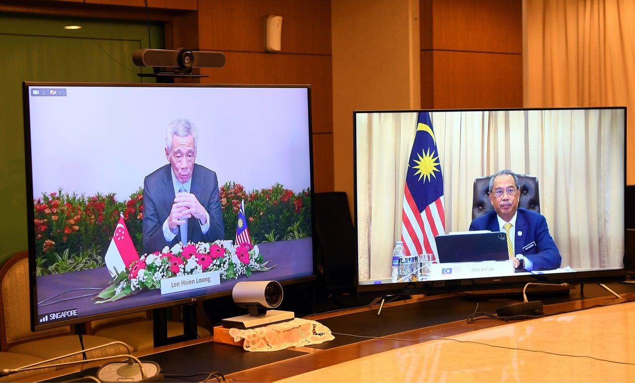 Perdana Menteri Muhyiddin Yassin mengadakan sidang video bersama rakan sejawatnya dari Singapura Lee Hsien Loong berkenaan projek kereta api laju KL-Singapura (HSR) pada 2 Disember lalu. Gambar: Bernama