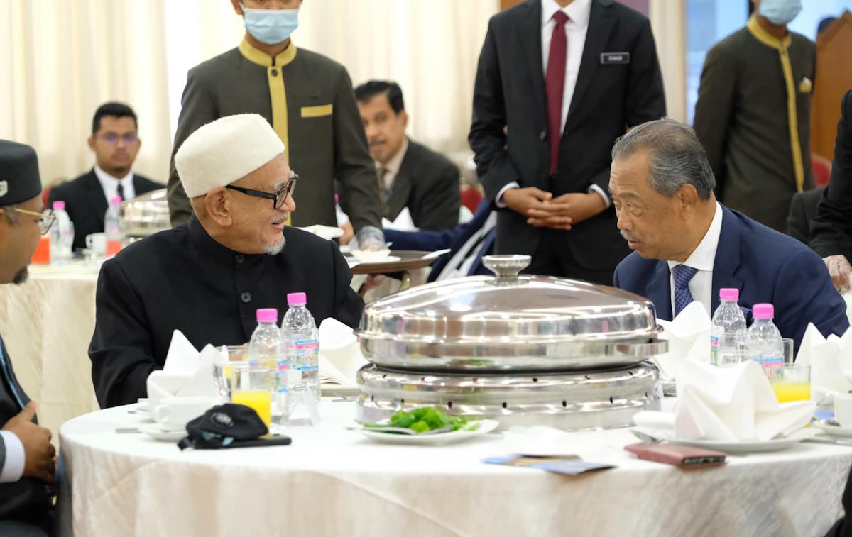 Presiden PAS Abdul Hadi Awang bersama Perdana Menteri Muhyiddin Yassin. Parti Islam itu berkata tidak akan meninggalkan Perikatan Nasional. Gambar: Facebook
