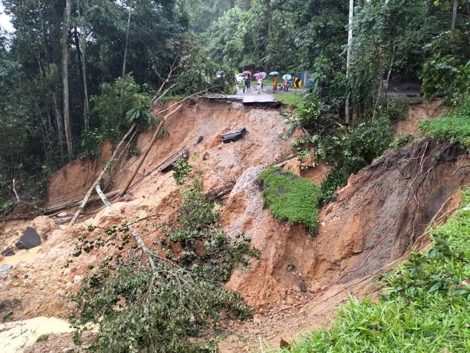 13 kenderaan terperangkap di Bukit Fraser akibat tanah runtuh baru-baru ini. Gambar: JKR Bentong
