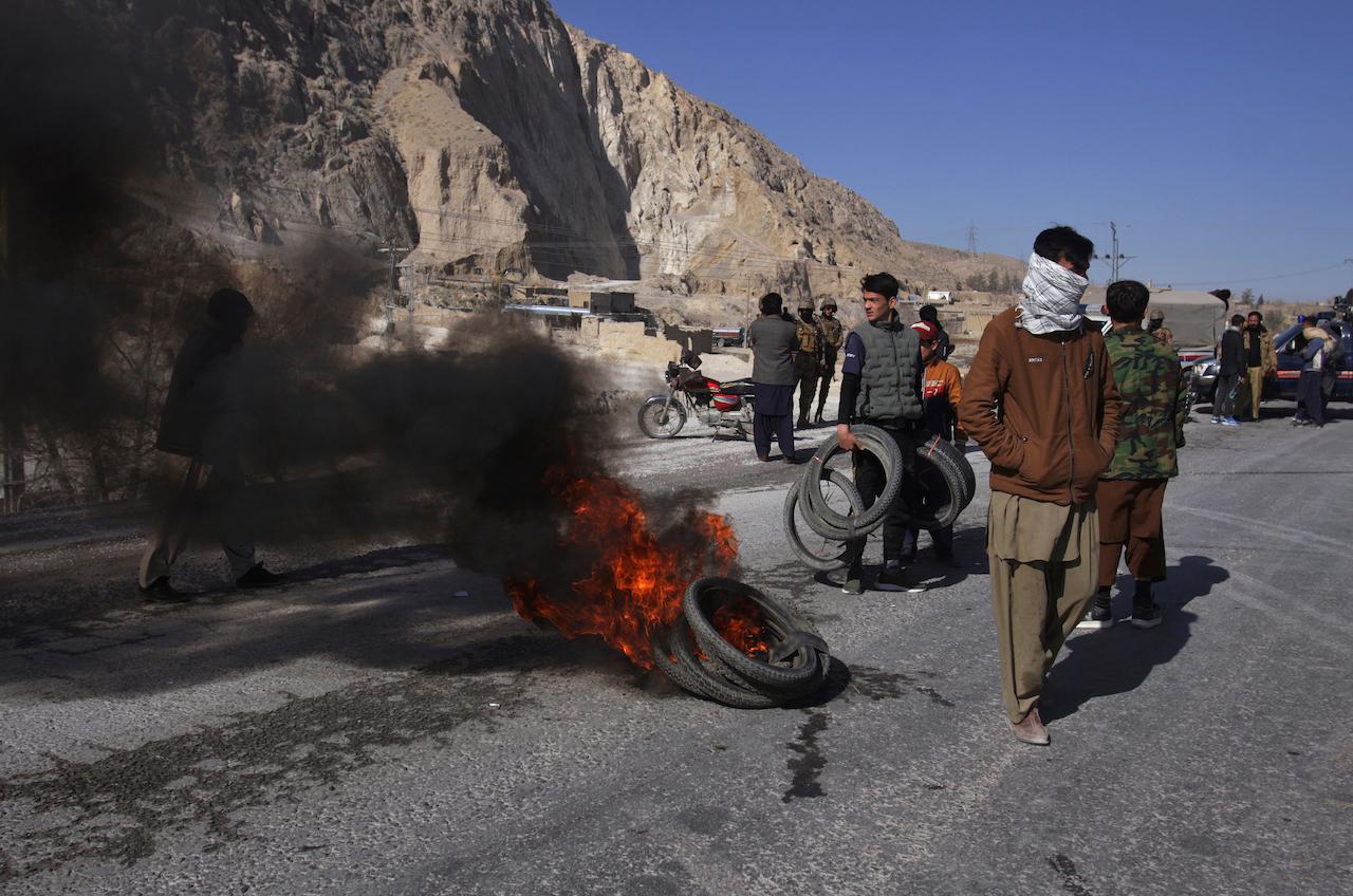 People from the Shiite Hazara community burn tyres and block a road as a protest against the killing of coal mine workers by gunmen near the Machh coal field, in Quetta, Pakistan, Jan 3. Photo: AP