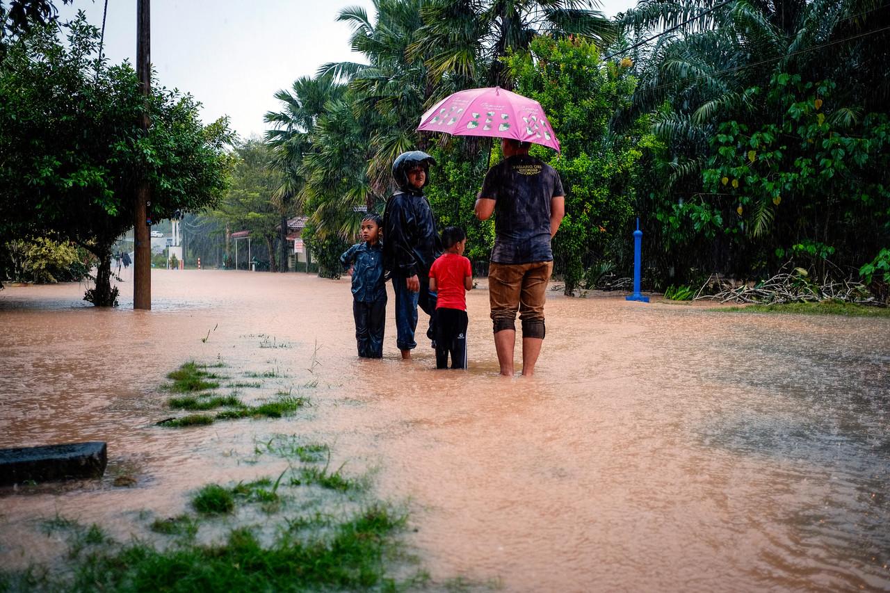 Residents in Felda Sungai Retang have been left stranded due to the floods in the area. Photo: Bernama
