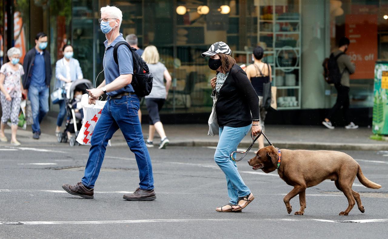 Shoppers wear masks as they walk around a shopping precinct in Sydney, Australia, Jan 3. Photo: AP