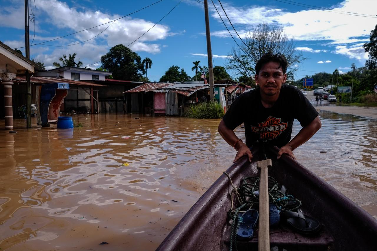 Seorang pemilik bot menggunakan botnya untuk membantu orang ramai meredah banjir yang melanda sekitar kawasan Paya Garok, Jerantut di Pahang yang mengakibatkan penduduk terkandas tidak dapat keluar dari kawasan tersebut untuk mendapatkan bekalan keperluan harian seperti makanan dan sebagainya. Gambar: Bernama