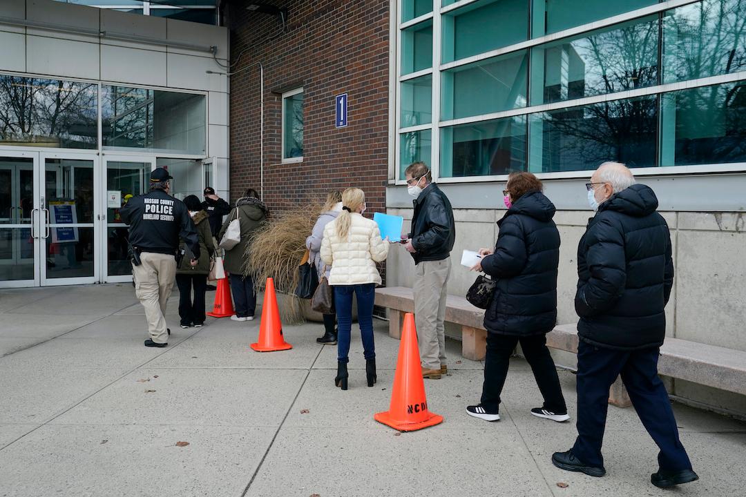 People line up to receive their vaccination shots at a vaccination distribution site in New York. Photo: AP